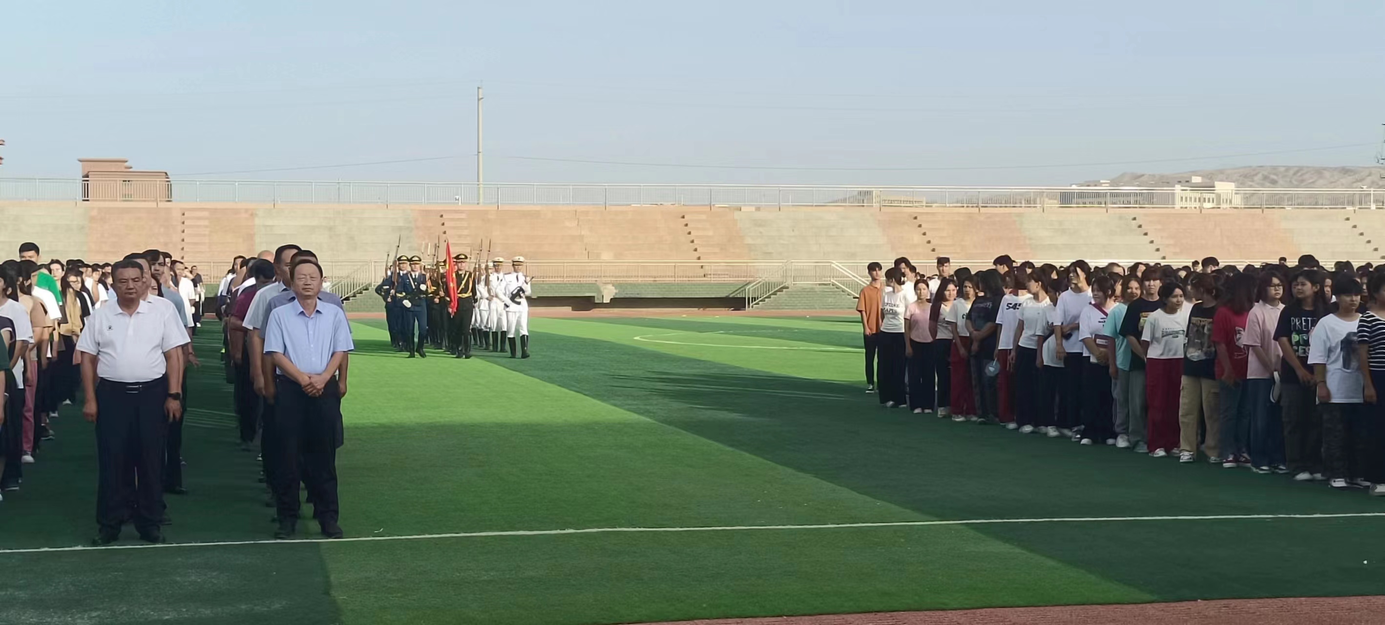 国际足联世界杯举行新学期升国旗仪式暨新生军训动员大会